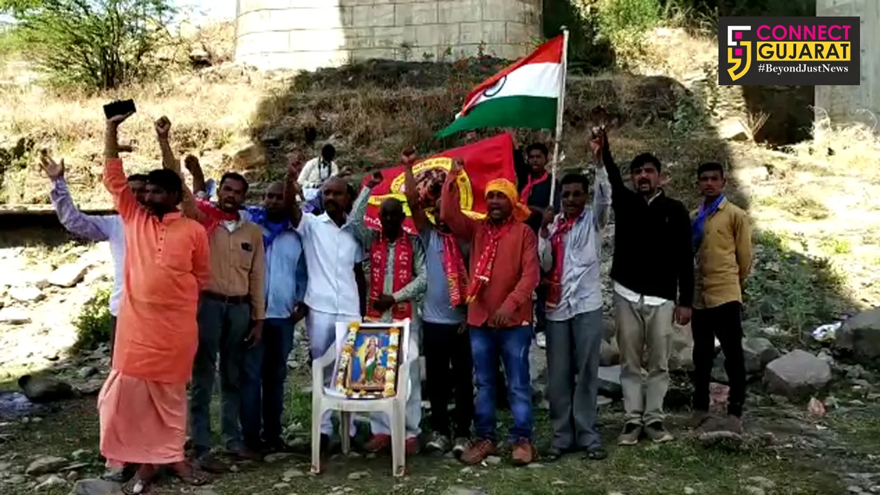 મહીસાગર ઠાકોર સેનાના કાર્યકરોએ પુલવામાં શહિદ થયેલા જવાનોને શ્રધ્ધાંજલિ આપી મહીસાગર નદીના કાંઠે મુંડન કરાવ્યું.