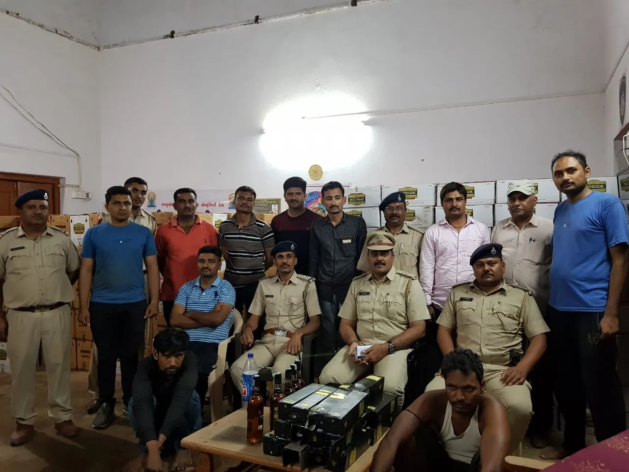 રાપર પોલીસે છાણીયા ખાતરની આડમાં રાજસ્થાનથી કચ્છમાં ઘુસાડાઈ રહેલો 22.38 લાખનો અંગ્રેજી શરાબનો જંગી જથ્થો કર્યો જપ્ત