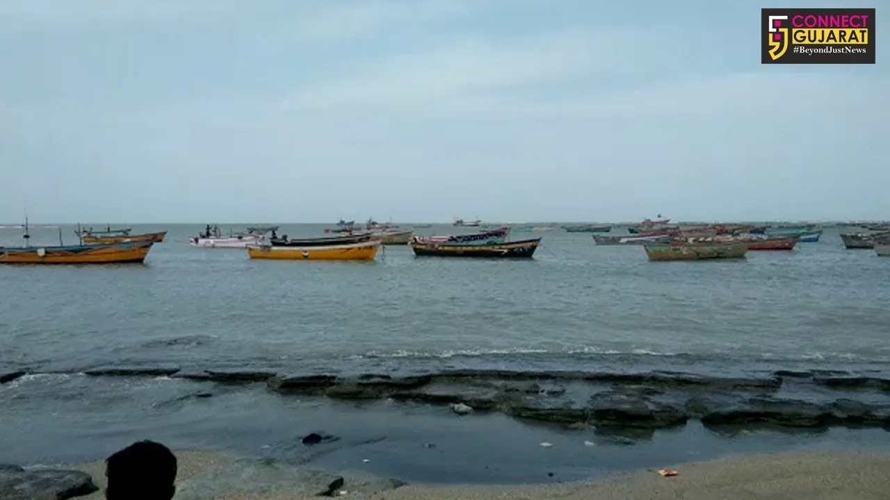 દ્વારકા નજીક અરબી સમુદ્રમાં માછીમારી બોટ ડૂબતા માછીમારો તણાયા, ૬નો બચાવ