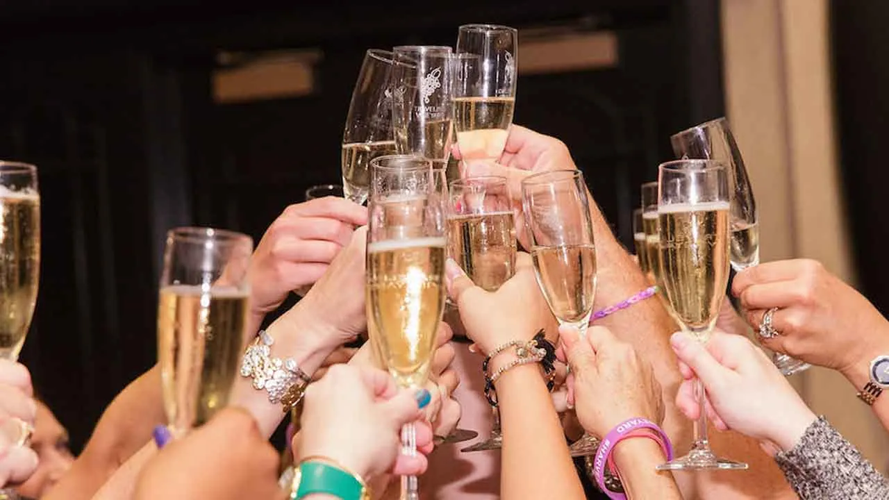 અમદાવાદ: ધાબા ઉપર દારૂની મહેફિલ માણતી ત્રણ યુવતી સહિત ૧૦ની અટકાયત કરતી વસ્ત્રાપુર પોલીસ