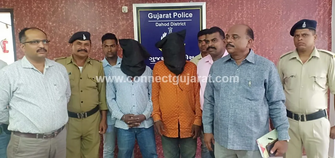 દાહોદ: MPને અડીને આવેલા ગામડાના રસ્તા ઉપરથી ૬ પિસ્ટલ અને ૨૦ કારતુસ સાથે બે ઝડપાયા
