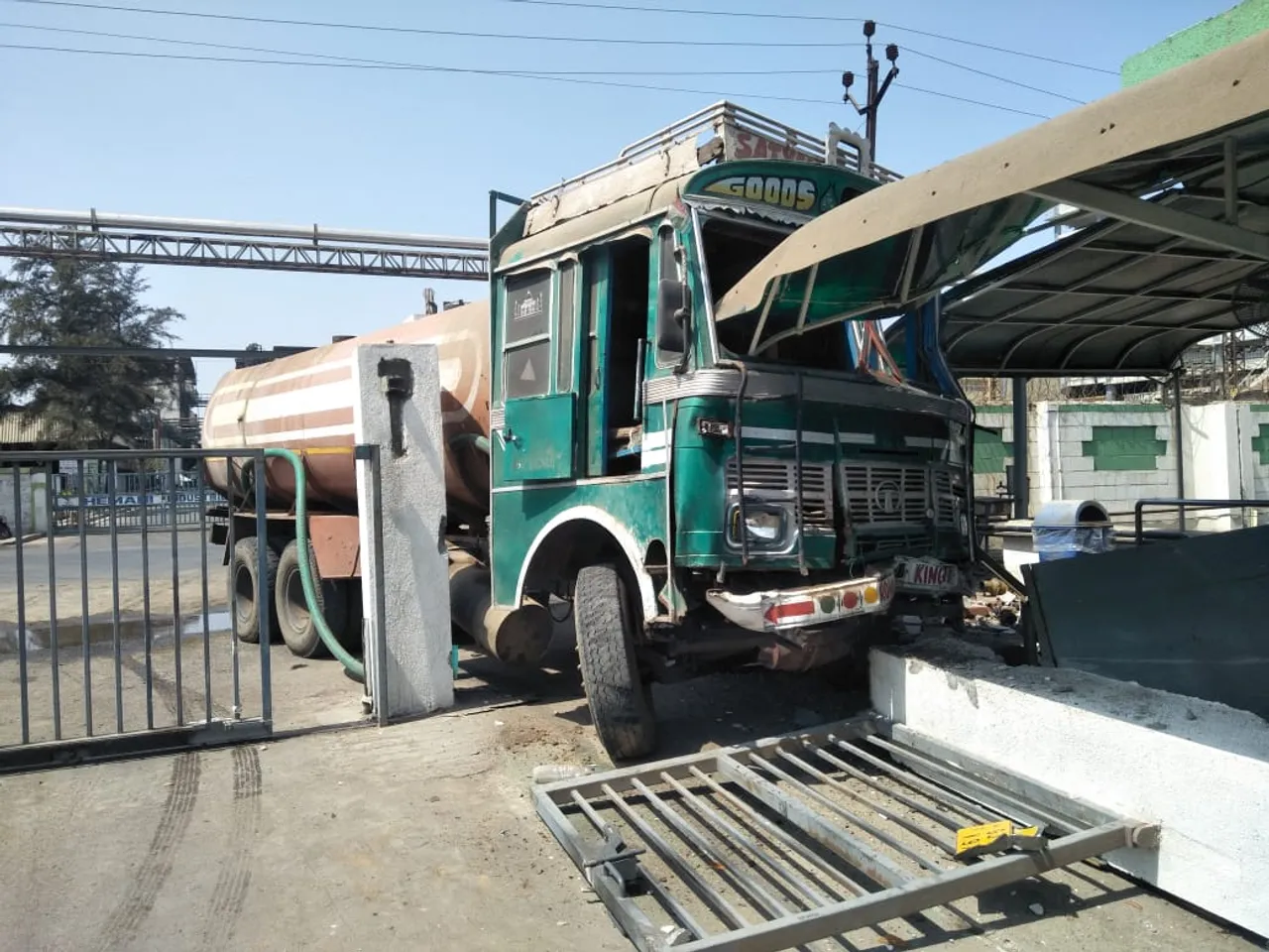 અંકલેશ્વર: UPL કંપનીની સિક્યુરીટી ઓફિસના ગેટમાં બેકાબુ બનેલ ટેન્કર ભટકાતા મચી દોડધામ