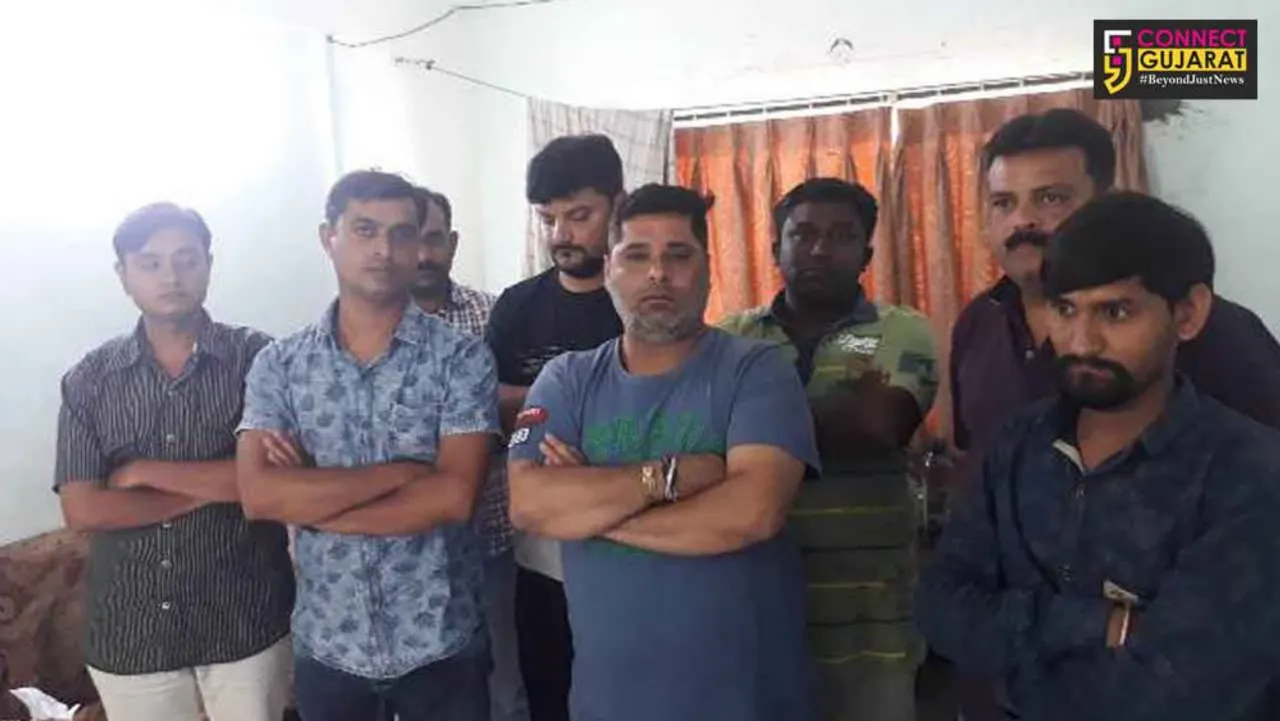 ધોરાજી: આંબાવાડીમાં જાહેરમાં જુગાર રમતા ૬ ઇસમોને પકડી કેસ કરતી પોલીસ