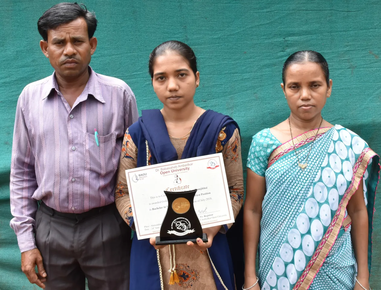 સાંઢકુવા ગામની પિના ગામીતે BSWમાં મેળવ્યો ગોલ્ડ મેડલ ભણવાનું અધુરૂં છોડી દેતી બહેનો માટે પ્રેરણારૂપ