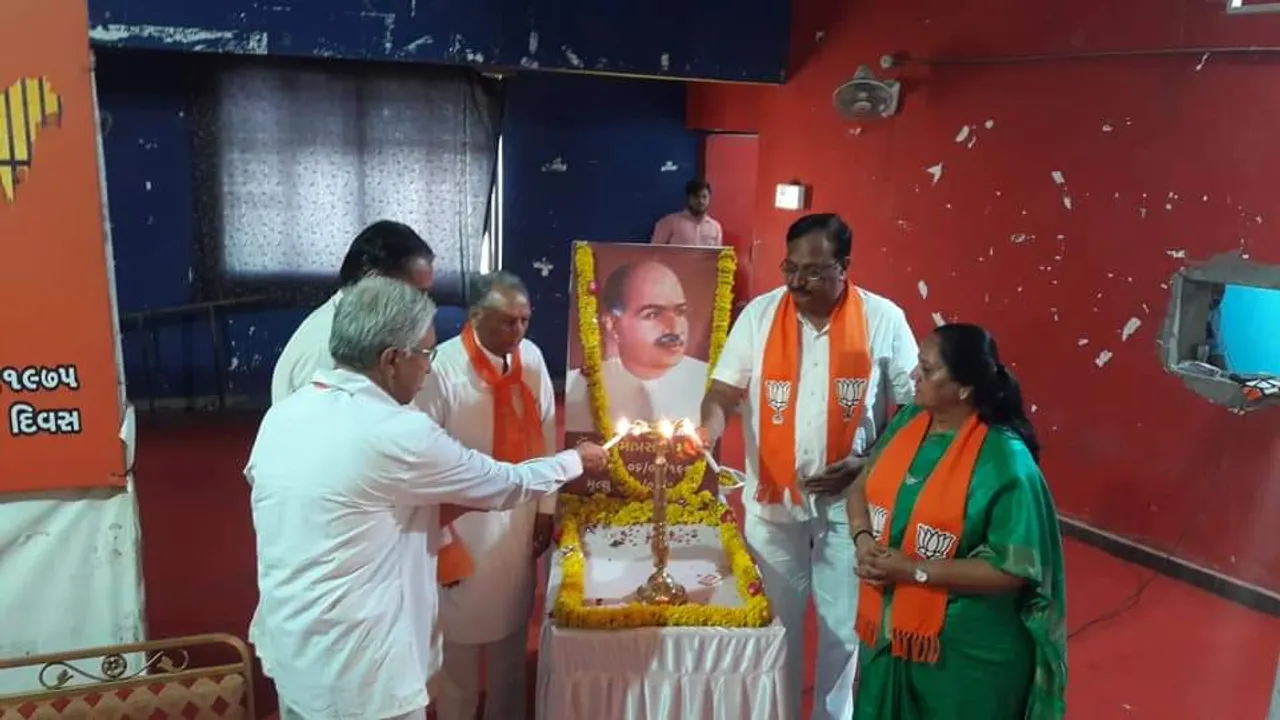 અરવલ્લી : ભાજપા પક્ષના સ્થાપક ડૉ. શ્યામાપ્રસાદ મુખર્જીની પુણ્યતિથી પર પુષ્પાંજલિ