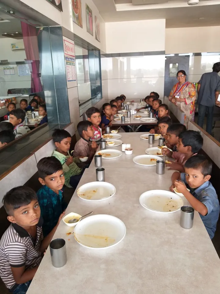 અરવલ્લી : ધનસુરાની હીરાપુર પ્રાથમિક શાળાના બાળકોને શિક્ષિકાએ હૉટેલમાં ભોજન કરાવી આવકાર્યા