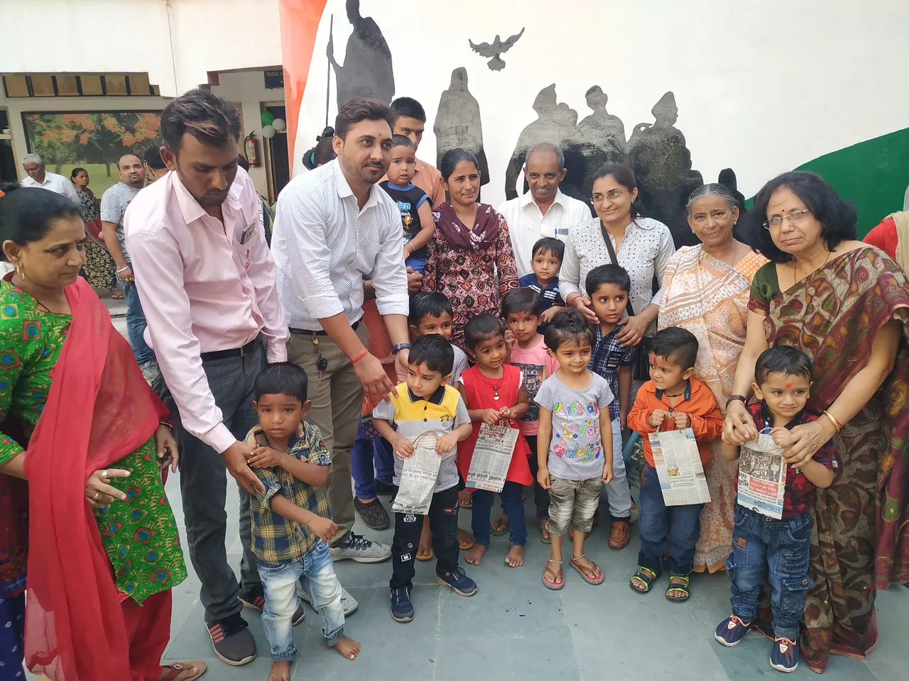 પર્યાવરણને બચાવવા મોડાસાની કલરવ સ્કૂલમાં બાળકોને પેપર બેગમાં શૈક્ષણિક સાધન સહાય