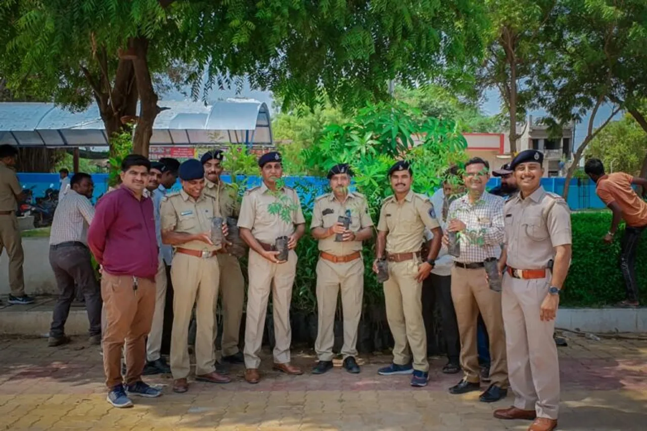 પોલીસ અધિકારીઓ દ્વારા પર્યાવરણ દિવસ નિમિત્તે કરવામાં આવ્યું વૃક્ષારોપણ
