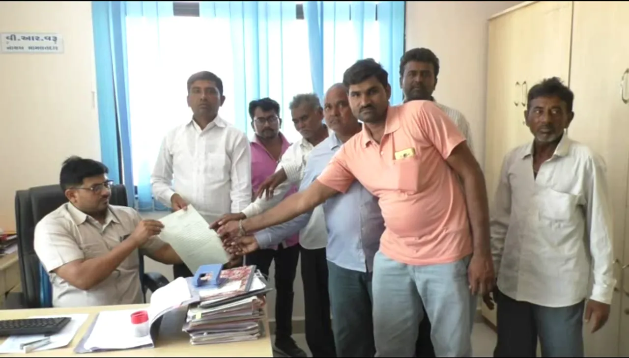 જામનગર: મોટી રાફુદળ ગામે મંદિર ઉપર હુમલા મુદ્દે અપાયું આવેદન