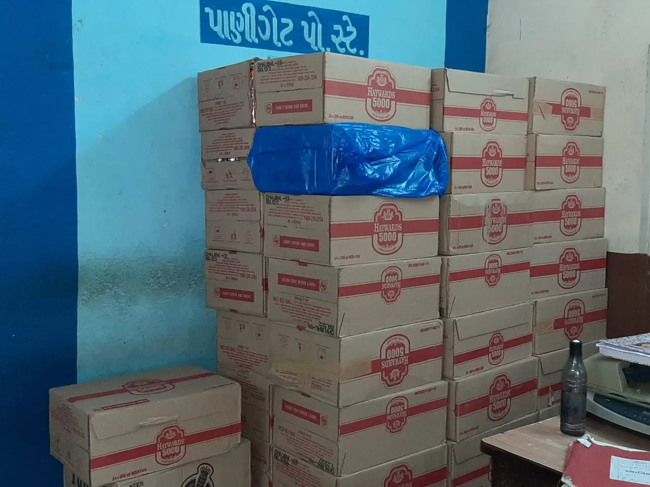 વડોદરા: નેશનલ હાઇવે પરથી પ્લાસ્ટીકના દાણાની આડમાં લઇ જવાતો બિયરનો જથ્થો પોલીસે ઝડપી પાડ્યો