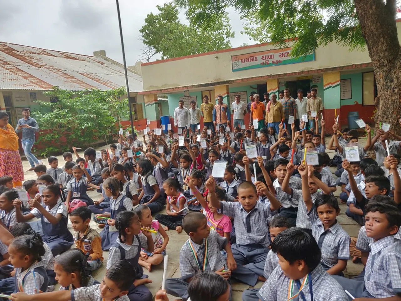 ભરૂચના અંગારેશ્વર ખાતે બાળકોને શૈક્ષણિક કિટ, તીથી ભોજન સહિત સન્માનવાનો કાર્યક્રમ યોજાયો