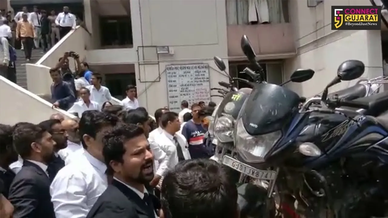 અમદાવાદની કોર્ટમાં વકીલો અને ટ્રાફિક પોલિસ વચ્ચે થયું ઘર્ષણ