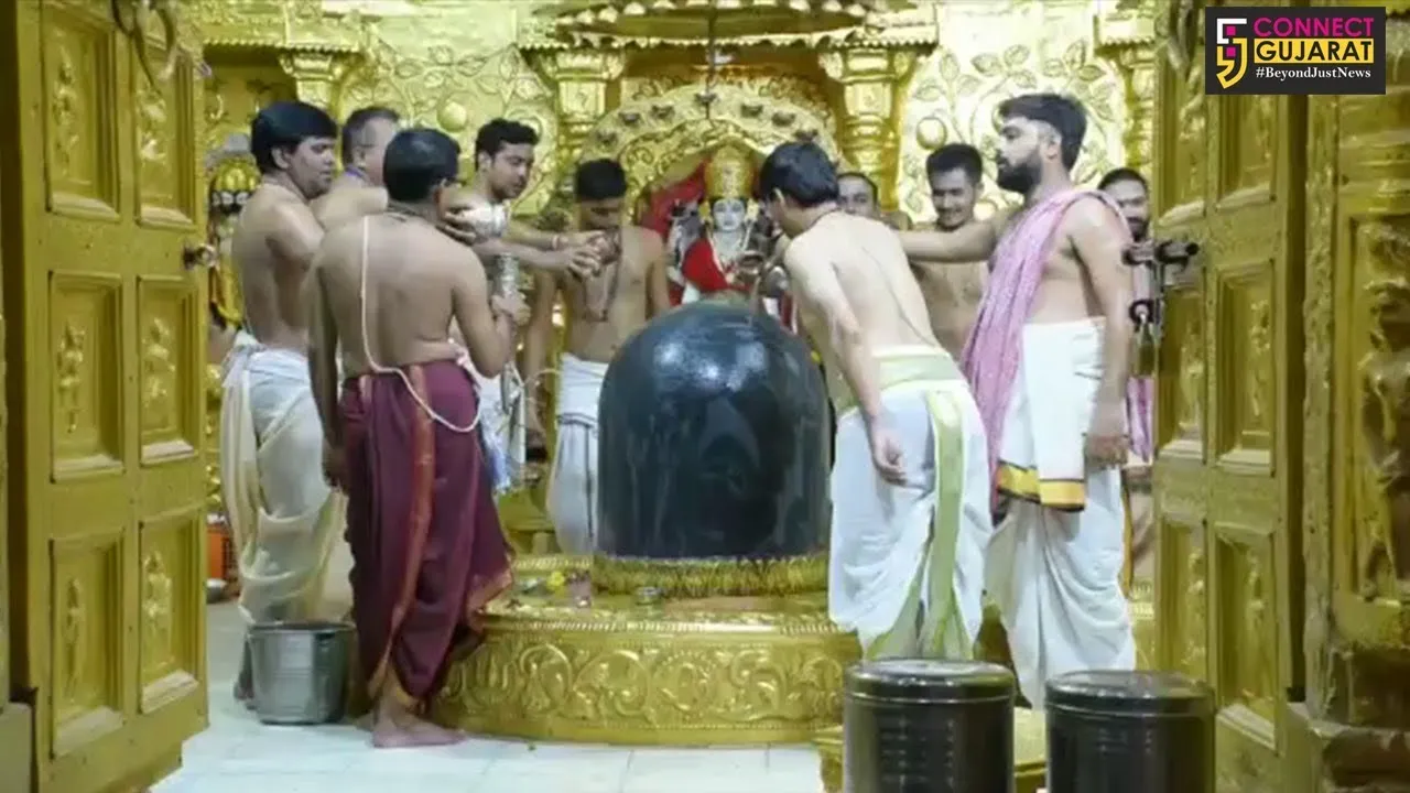 ગીર સોમનાથમાં સોમનાથ મહાદેવ મંદિર ખાતે માસિક શિવરાત્રી મહોત્સવની કરાઈ ઉજવણી