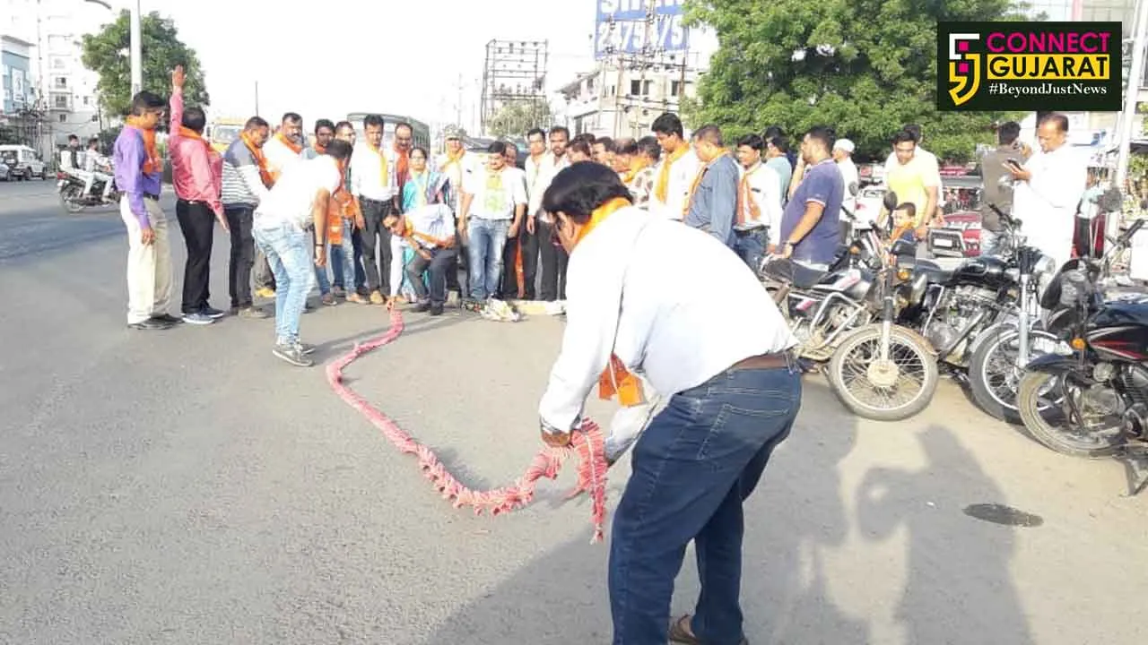 ફ્લાય ઓવરની મંજૂરી મળતા ભરૂચ ભાજપા દ્વારા કરી ફટાકડા ફોડી અને પેંડા વહેંચી ખુશી વ્યક્ત