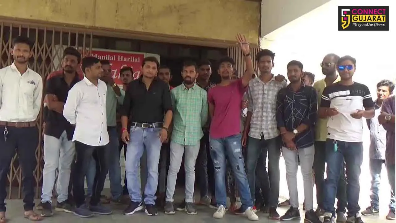 અંકલેશ્વર: ક્સુમબેન કડકીયા આર્ટ્સ અને કોમર્સ કોલેજમાં ફી ના લેવા મુદ્દે વિદ્યાર્થીઓએ કર્યા દેખાવ