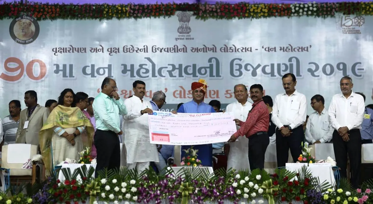 અમદાવાદ ખાતે યોજાયેલા રાજ્યકક્ષાના ૭૦મા વન મહોત્સવ કાર્યક્રમમાં સરોન્ડા ગ્રામ પંચાયતને રૂ.૬.૬૧ લાખનો ચેક કરાયો અર્પણ