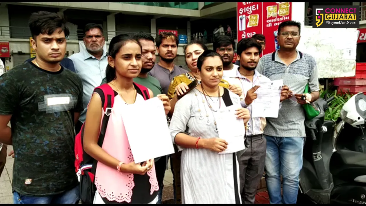 સુરત: સ્ટાફ સિલેકશનની પરીક્ષામાં અવ્યવસ્થાને કારણે વિદ્યાર્થીઓએ કર્યો વિરોધ