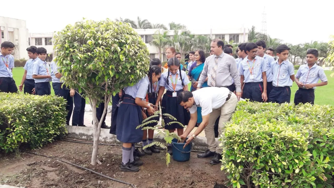 ભરૂચ: જય અંબે ઇન્ટરનેશનલ સ્કૂલમાં યોજાયો “એક બાળ એક ઝાડ” શાળા વનીકરણ કાર્યક્રમ