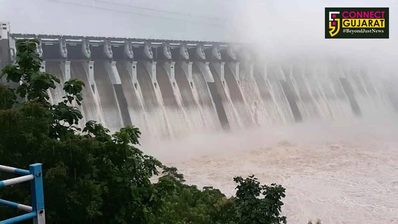 ફરી ખોલાયા નર્મદા ડેમના ૮ દરવાજા, અધિકારીઓને હેડ ઓફિસ ના છોડવાની અપાઇ સૂચના