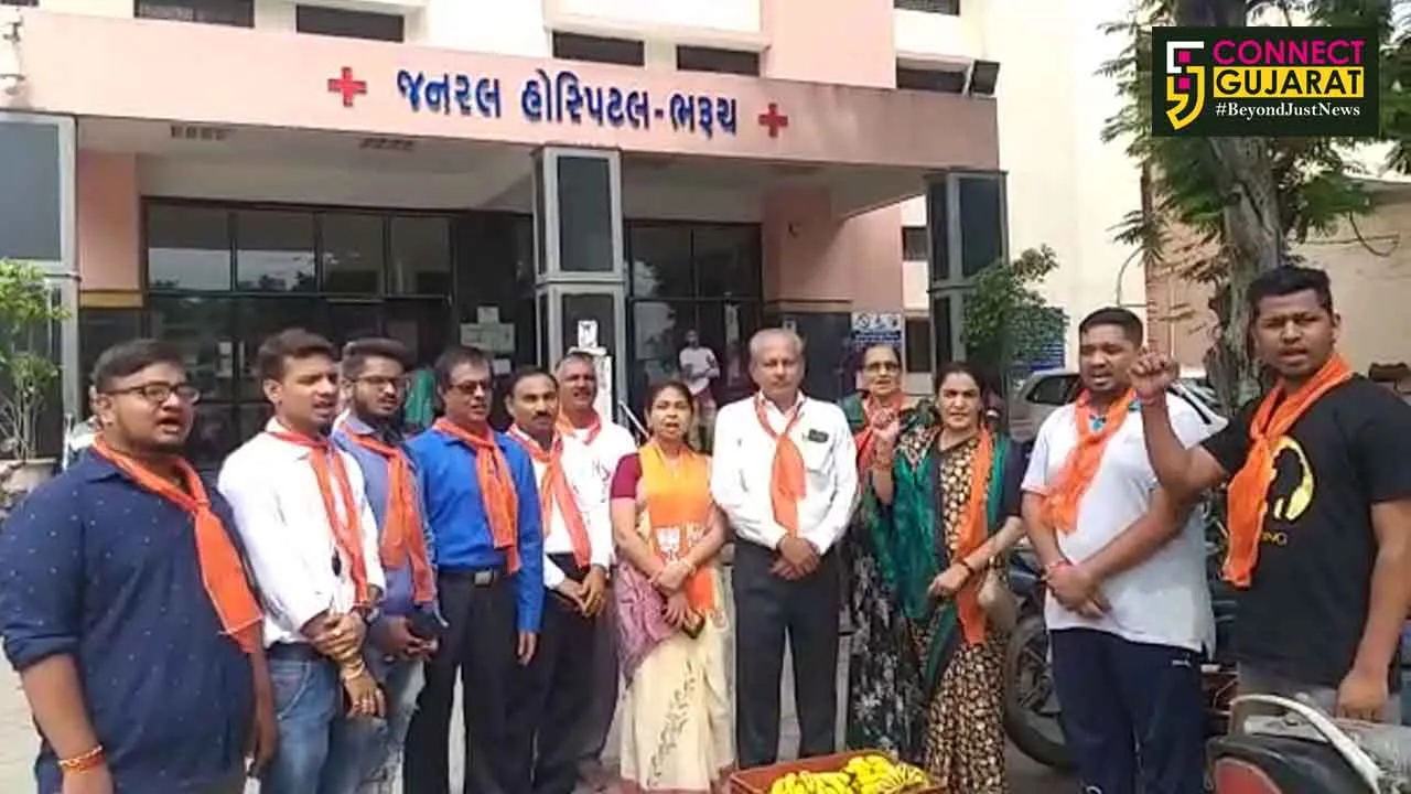 દેશના પૂર્વ વડાપ્રધાન અટલ બિહારી વાજપેયીની પ્રથમ પુણ્યતિથિએ ભરૂચ ભાજપ દ્વારા કરાયું ફ્રૂટવિતરણ