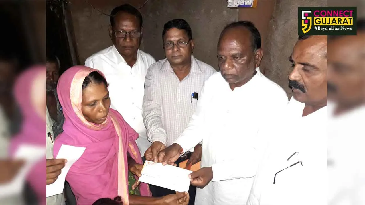 પાણીમાં તણાઇ જવાથી મૃત્યુ પામનાર બે વિદ્યાર્થીનીઓના પરિવારજનોને સંસદસભ્યના હસ્તે કુલ રૂા. ૮ લાખની મૃત્યુ સહાયના ચેક એનાયત કરાયા