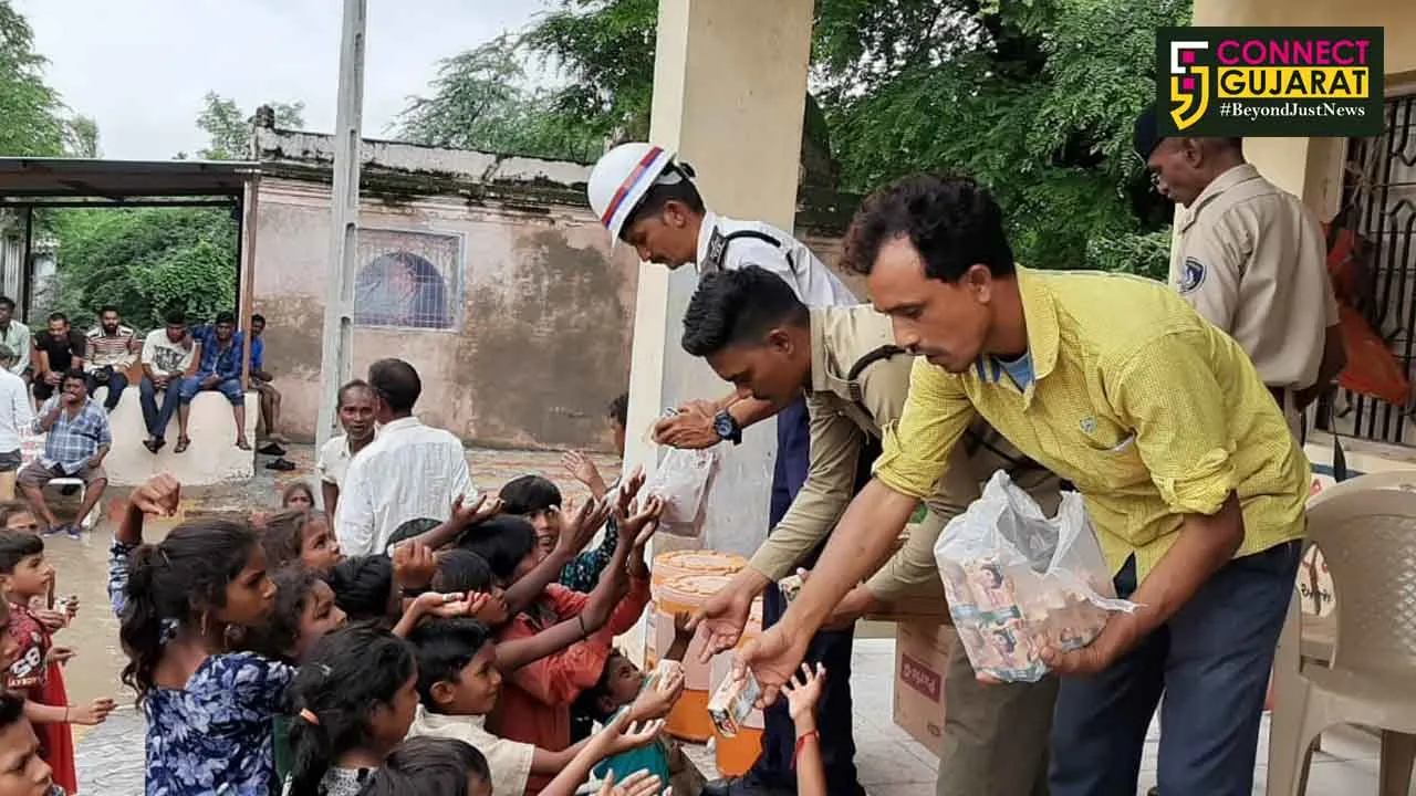 કુંઢણ ગામે જંબુસર પોલીસ અસરગ્રસ્તોની વ્હારે