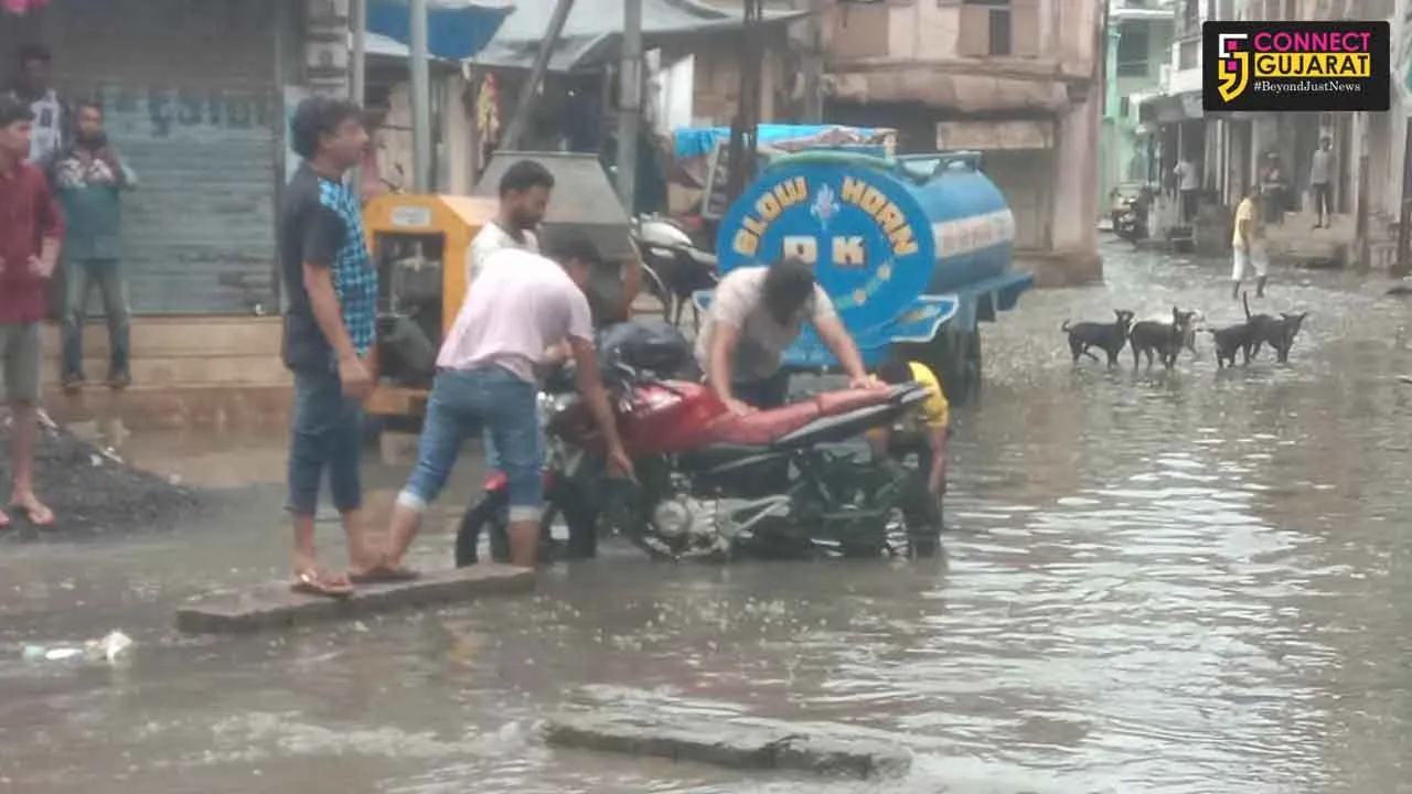 ભરૂચના ફુરજા ચાર રસ્તા નજીક ખુલ્લી ગટરમાં મોટરસાયકલ સવાર ખાબક્યો