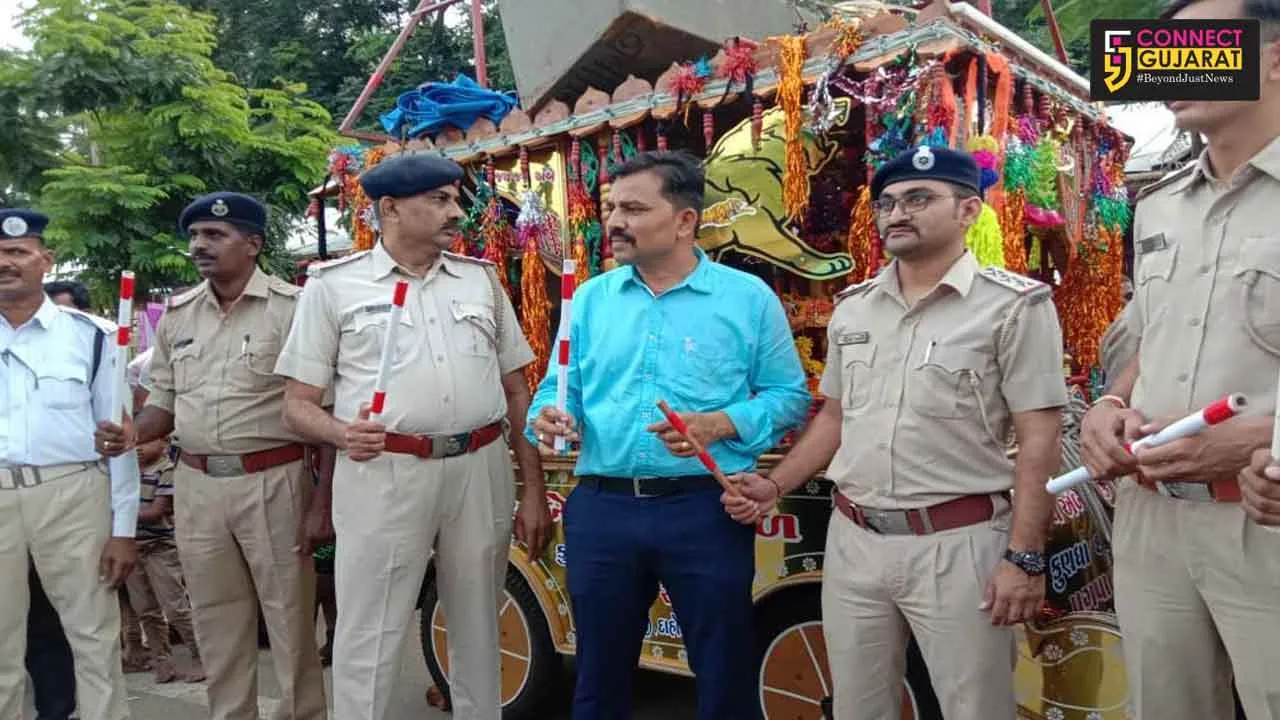 ભાદરવી પૂનમે ચાલતા જતા પદયાત્રીઓને અકસ્માતના સર્જાય તે હેતુથી મહીસાગર જિલ્લા પોલીસ દ્વારા સેફ્ટી સ્ટીકનું વિતરણ