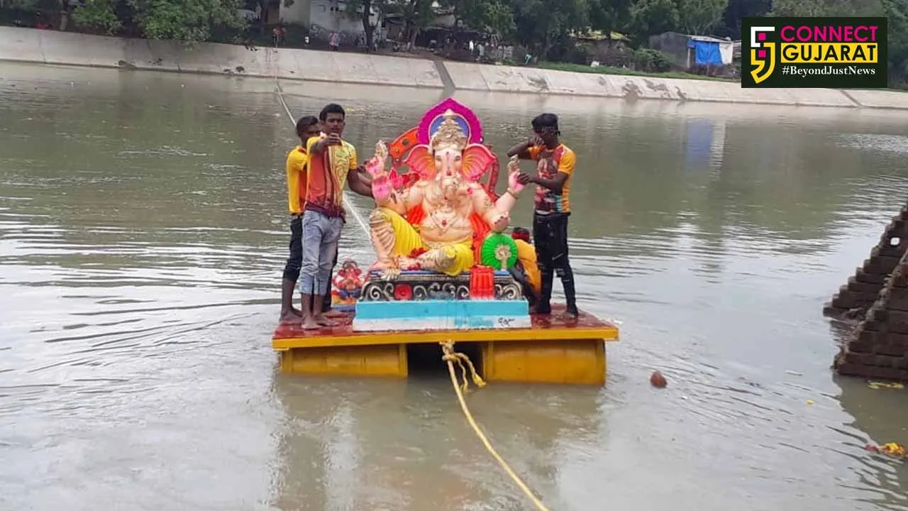 જંબુસરમાં મેઘાવી માહોલ વચ્ચે શ્રીજીને અપાઇ ભાવભીની વિદાય
