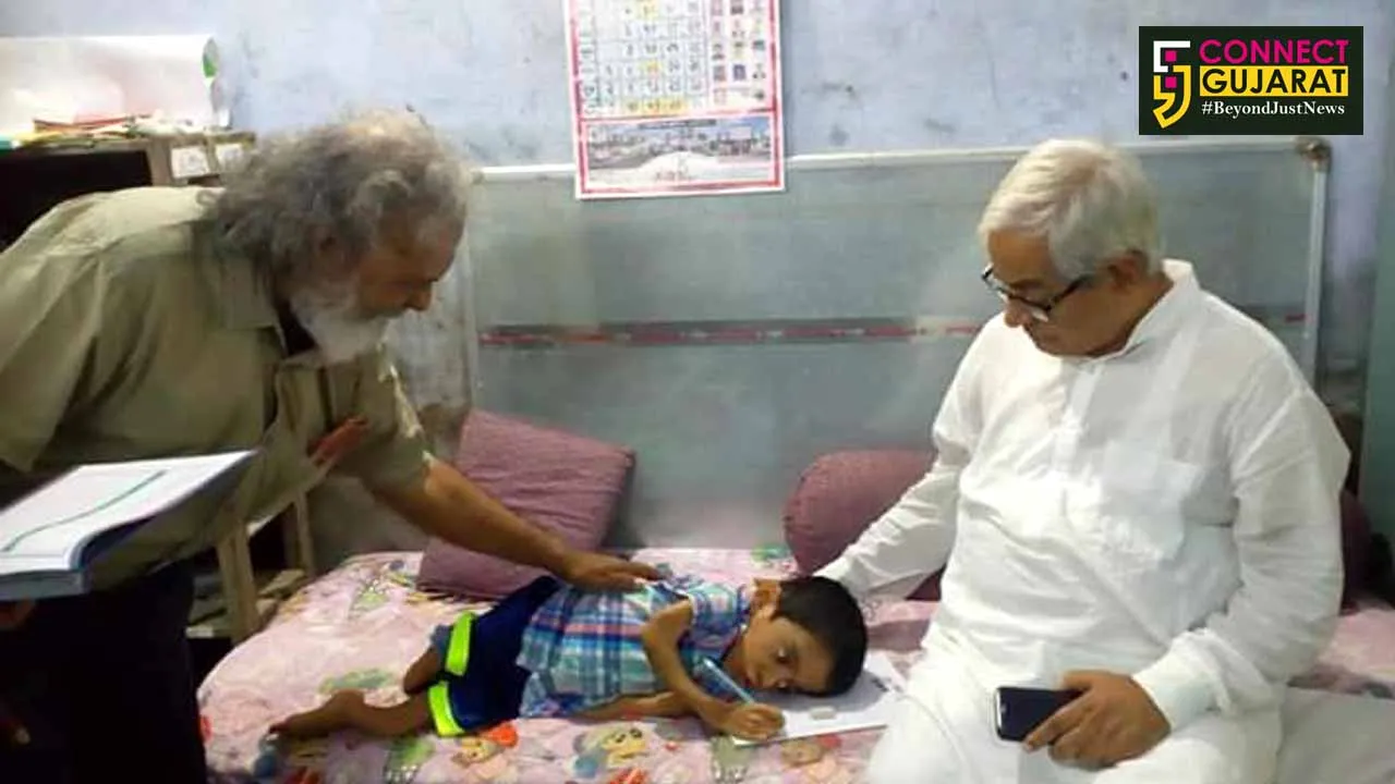 મક્કમ મનોબળ સાથે જન્મજાત નબળા અસ્થિનો દર્દી આપી રહ્યો છે ધોરણ ૪ માં પ્રવેશ લેવા ધોરણ ૩ની પરિક્ષા