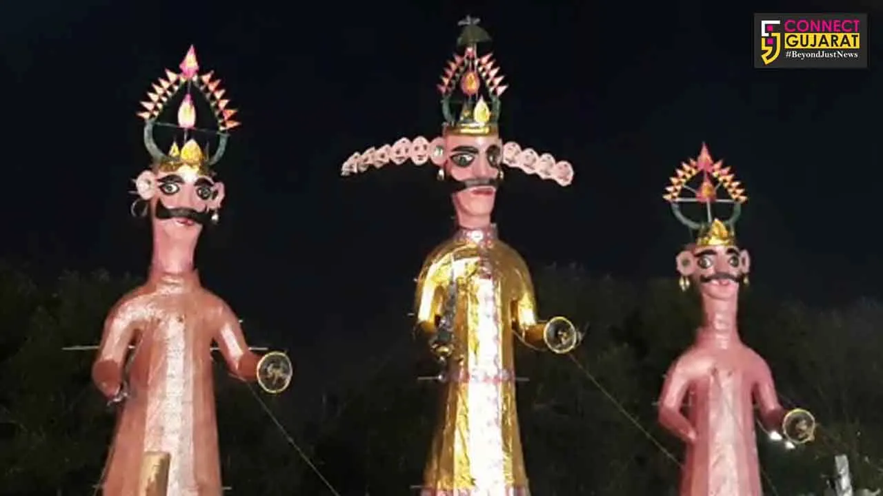વડોદરા : પોલો મેદાન ખાતે રાવણના પૂતળાનું દહન કરવામાં આવ્યું 