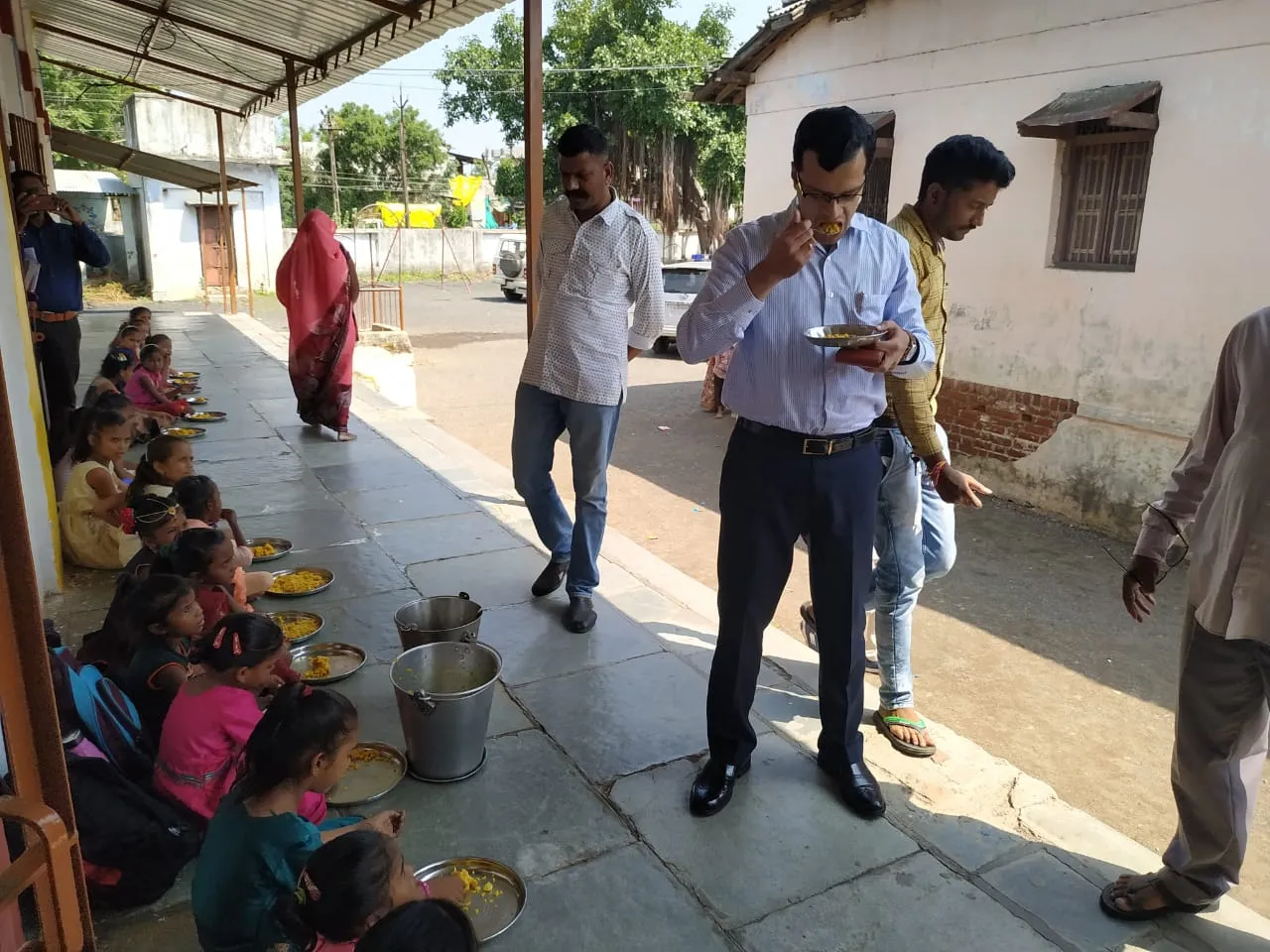 અરવલ્લી : જિલ્લા કલેક્ટરની શાળામાં ઓચિંતી મુલાકાત, બાળકો સાથે મધ્યાહન ભોજનની માણી લિજ્જત