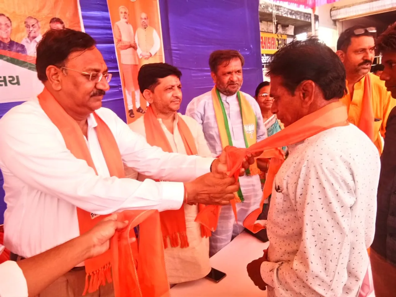 અરવલ્લી : બાયડની પેટા ચૂંટણી પહેલાં જ કોંગ્રેસમાં પડ્યું ગાબડું, ૩૦૦ કાર્યકરોએ પહેર્યો ભાજપનો ખેસ