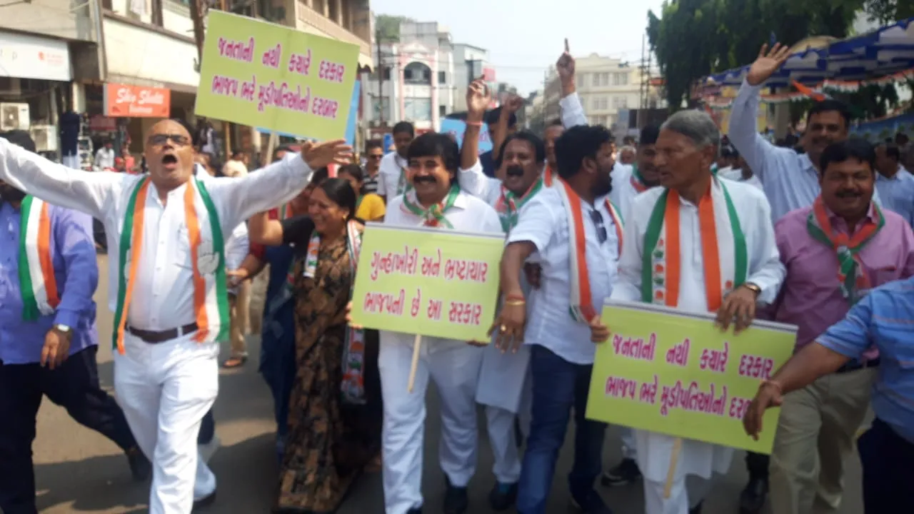 નવસારી : કોંગ્રેસ દ્વારા યોજાયું “જન સંવેદના આંદોલન”, ઘરણા સહિત કરાયું ચક્કાજામ