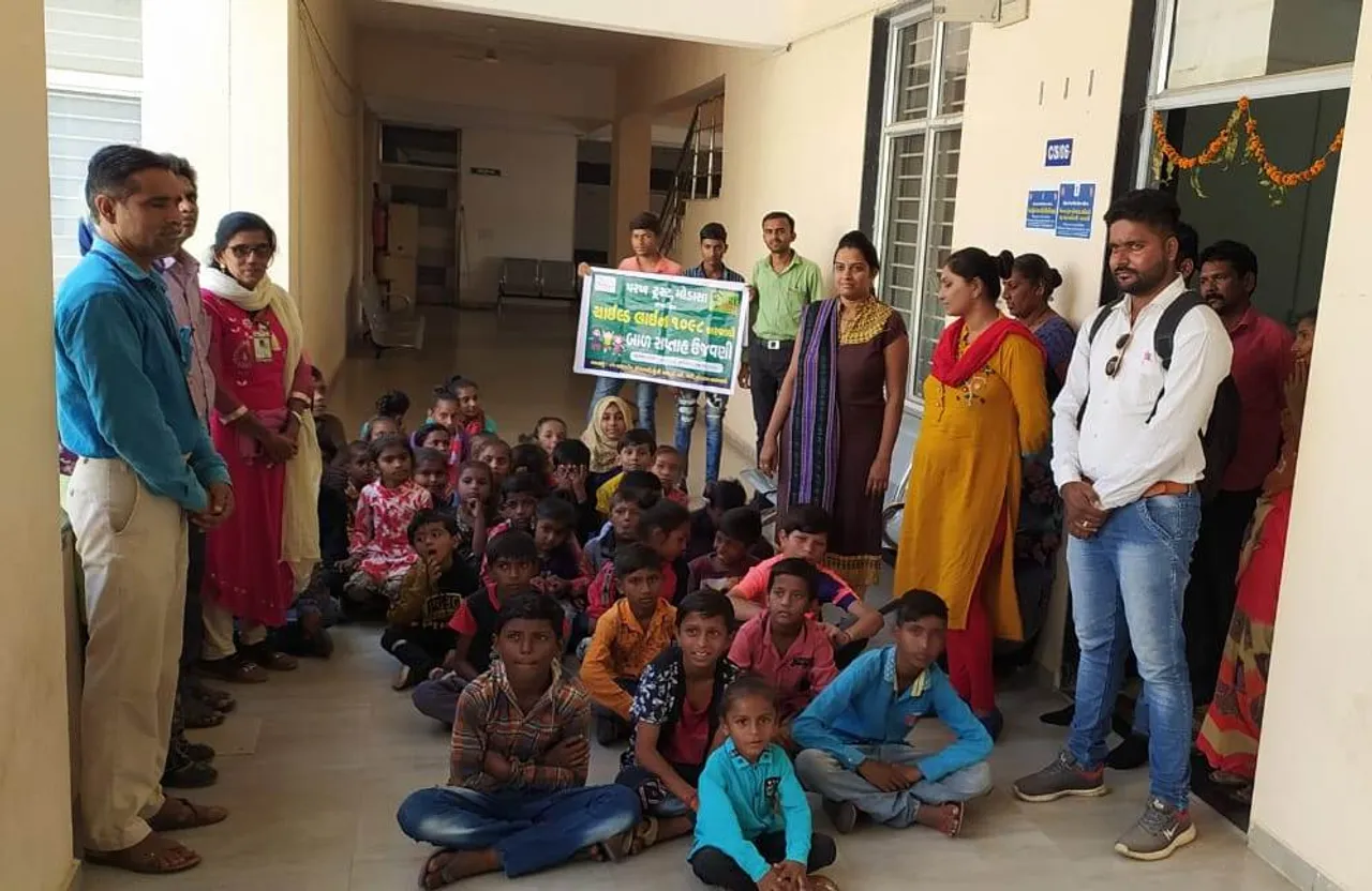 અરવલ્લી : ચાઇલ્ડ હેલ્પ લાઇન દ્વારા કરાઇ બાળ દિનની ઉજવણી, બાળકોએ અધિકારીઓને બાંધી દોસ્તીની રીબિન
