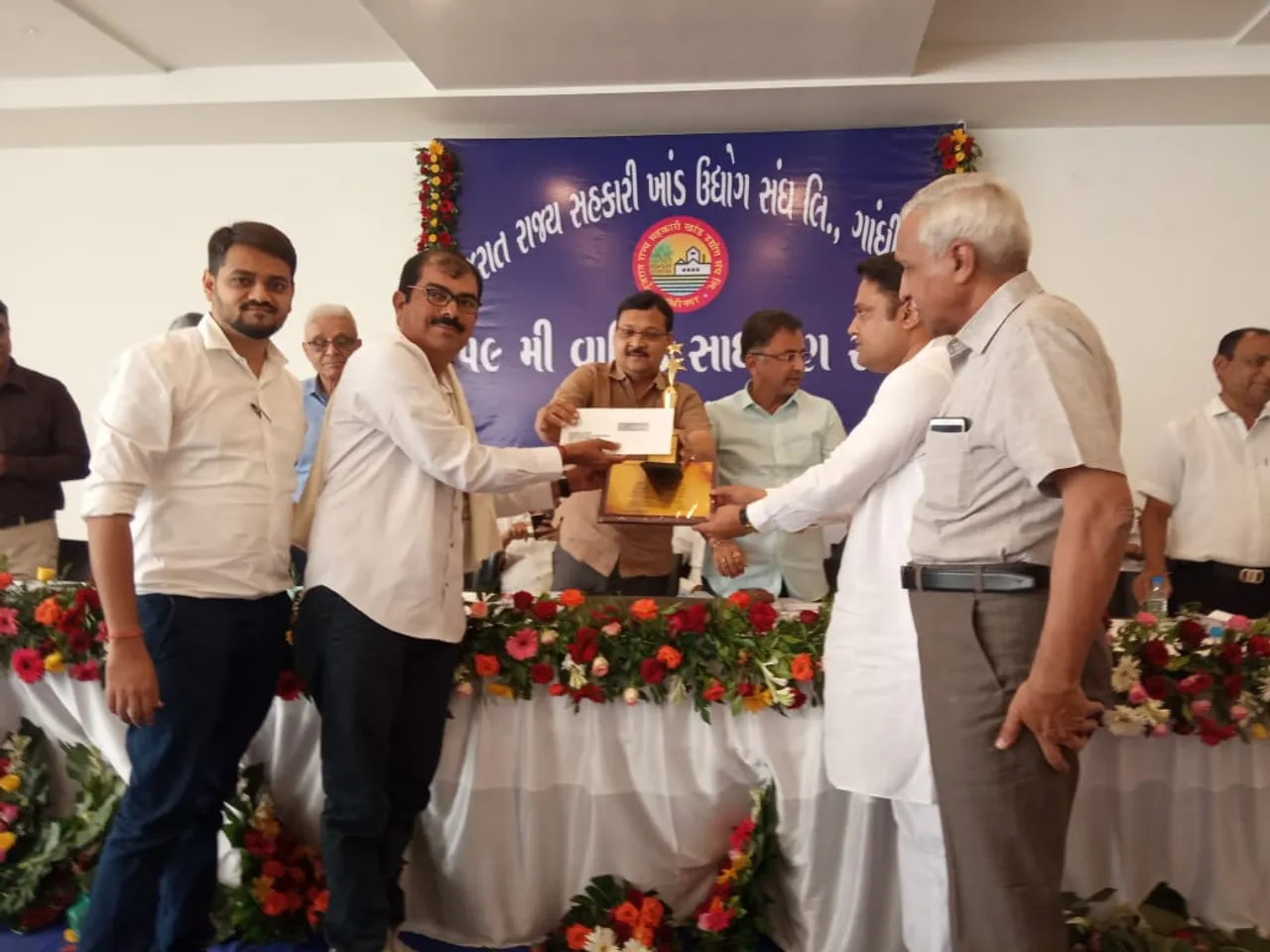 વાલિયા:તુણા ગામના પ્રગતિશીલ ખેડૂતને એવોર્ડ એનાયત કરતા સહકાર મંત્રી ઈશ્વરસિંહ પટેલ