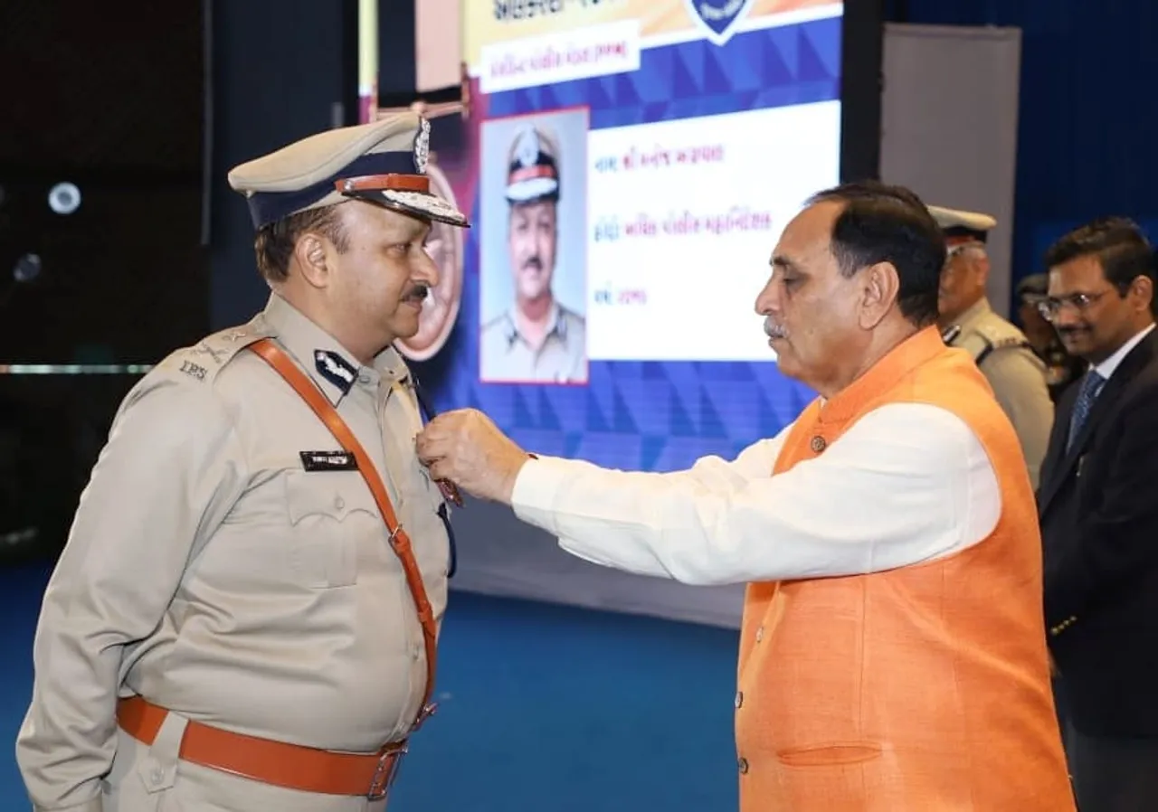 રાજકોટ : શહેર પોલીસ કમિશ્નર મનોજ અગ્રવાલને મુખ્યપ્રધાનના હસ્તે મળ્યો પ્રશંસનીય સેવા મેડલ