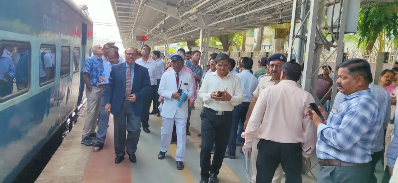 વલસાડ: રેલવે સ્ટેશન પર કમિશનર ઓફ રેલવે સેફટીએ કરી મુલાકાત