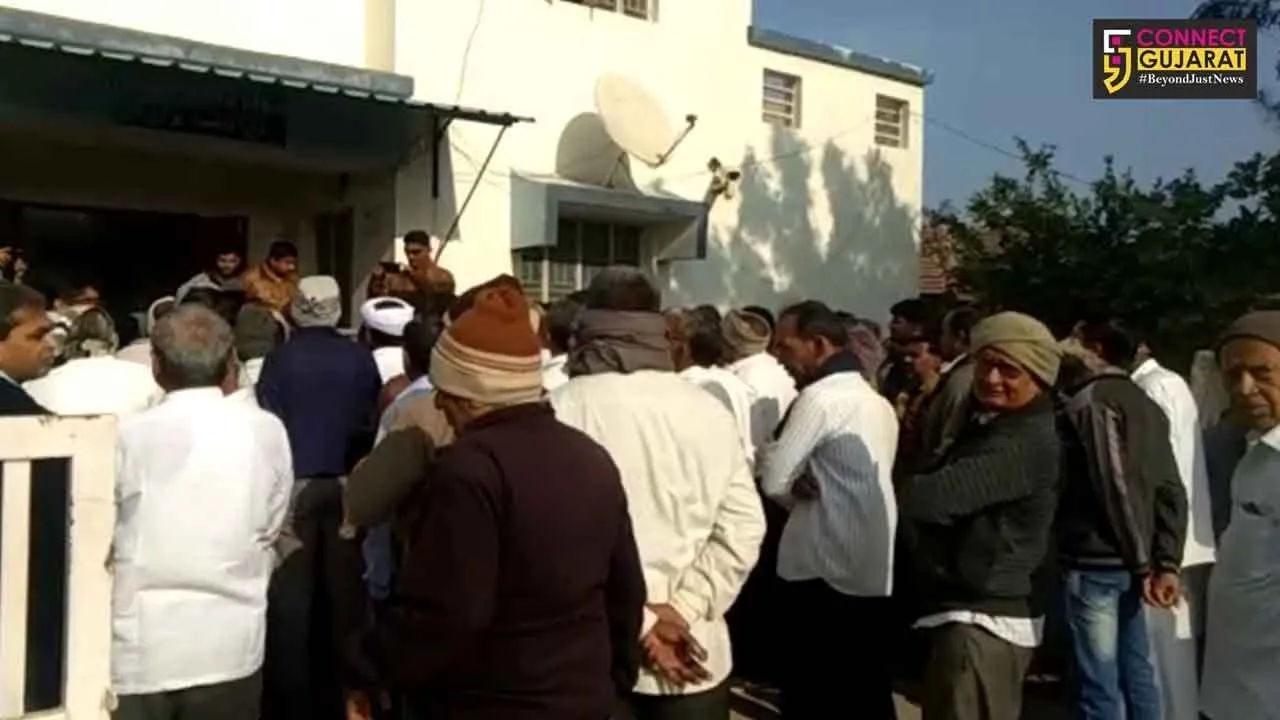 અમરેલી : દામનગરમાં જિલ્લા પંચાયતના સભ્યની પુત્રીની છેડતી, લોકોનો પોલીસ સ્ટેશનને ઘેરાવો