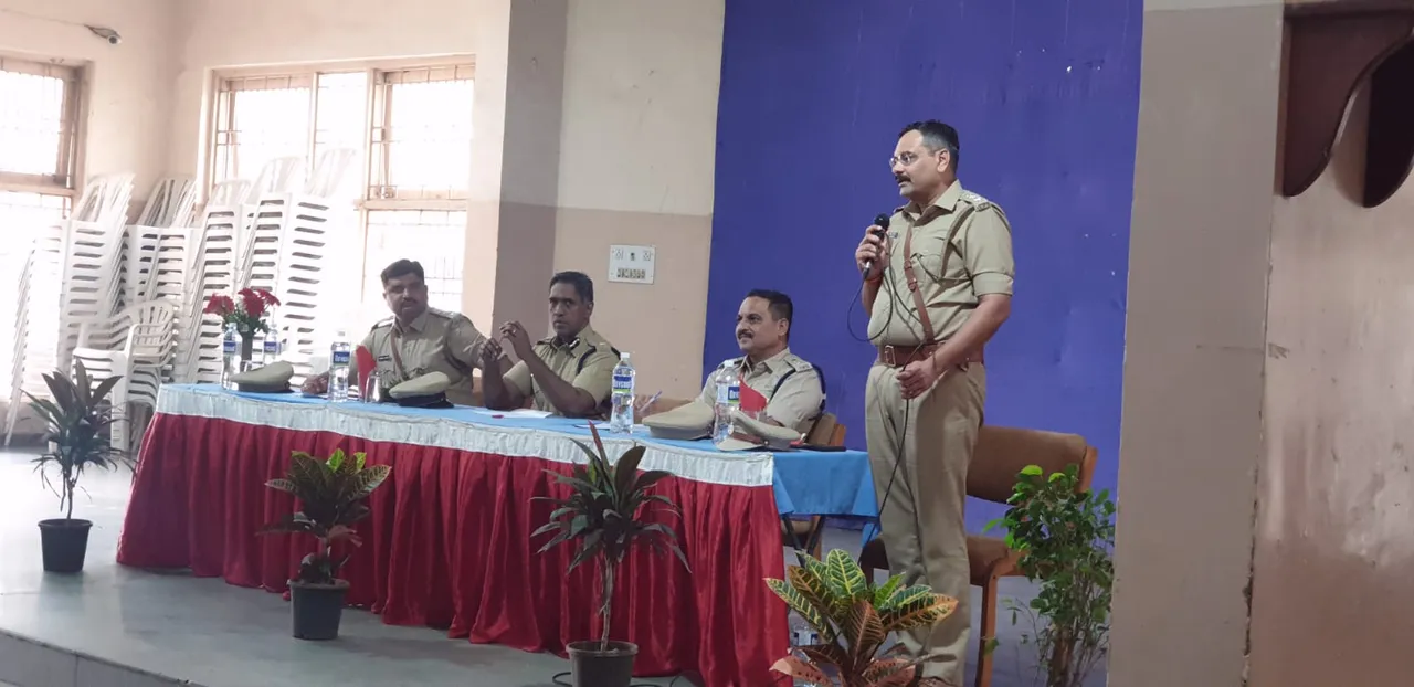 સુરત : રેંજ આઈજીની અધ્યક્ષતામાં યોજાયો લોક દરબાર, કામરેજના લોકોએ કરી સમસ્યા અંગે રજૂઆત