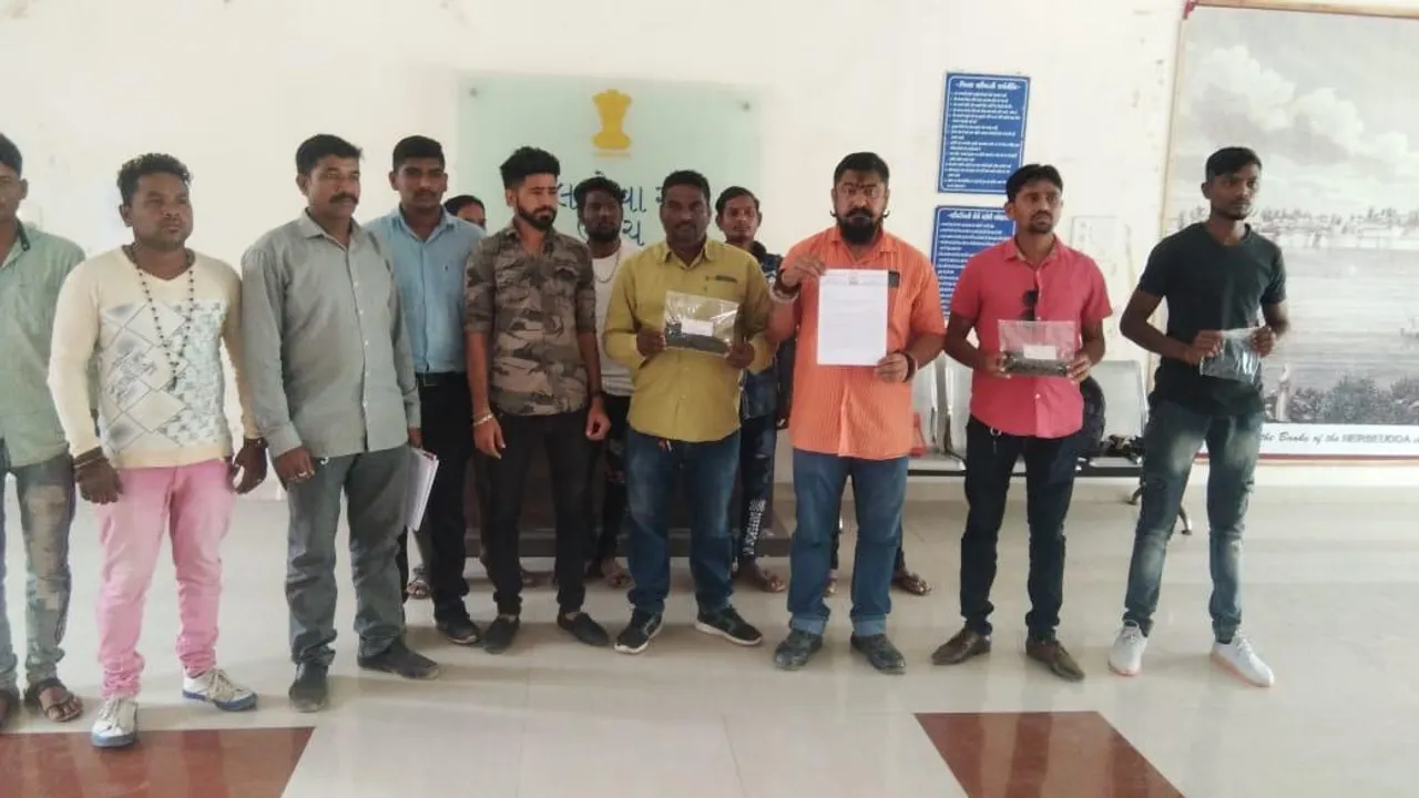 AHPએ ભરૂચ કલેક્ટરને ગુણવત્તા વિનાના ગાબડા પુરાણ કામના સેમ્પલ સાથે આપ્યું આવેદન