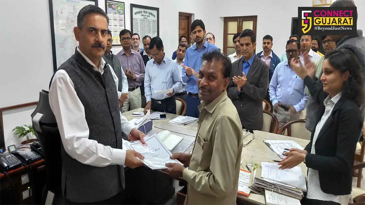 વડોદરા: સંરક્ષાના ક્ષેત્રમાં ઉત્કૃષ્ટ કાર્ય કરનારા ૭ રેલકર્મીઓને મંડલ રેલ પ્રબંધક દ્વારા કરાયા સમ્માનિત