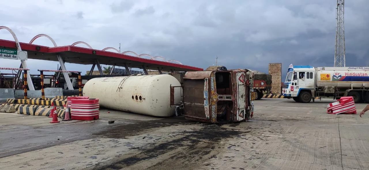 જામનગર : સોયલ ટોલ નાકા ખાતે LPG ગેસ ભરેલા ટેન્કરે મારી પલટી, ફાયર વિભાગ દોડ્યું