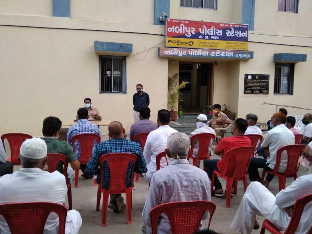 ભરૂચ : ઈદના પર્વની શાંતિપૂર્ણ માહોલમાં ઉજવણી થાય તે હેતુ નબીપુર પોલીસ મથકે યોજાઇ શાંતિ સમિતિની બેઠક