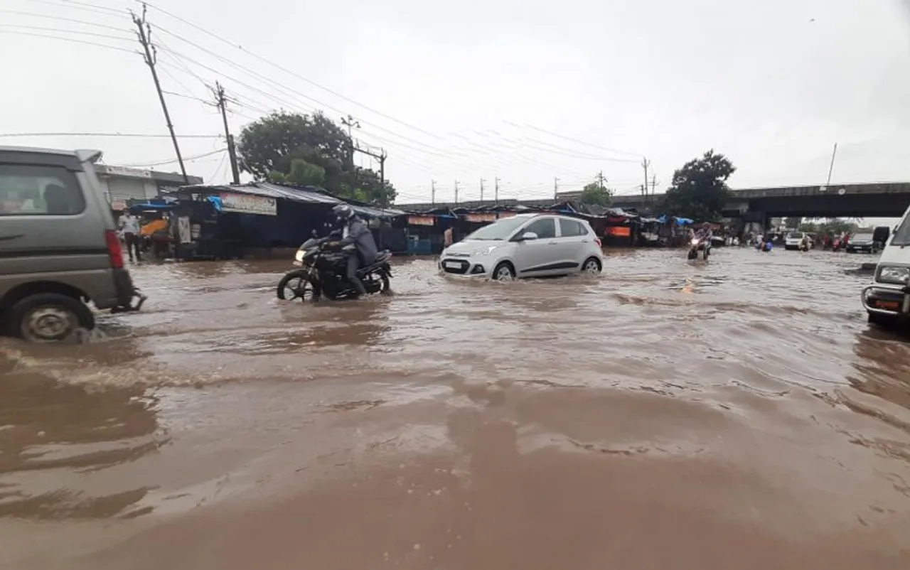 સુરત : લાંબા વિરામ બાદ સુરતમાં ભારે વરસાદ, નીચાણવાળા વિસ્તારમાં ફરી વળ્યા પાણી