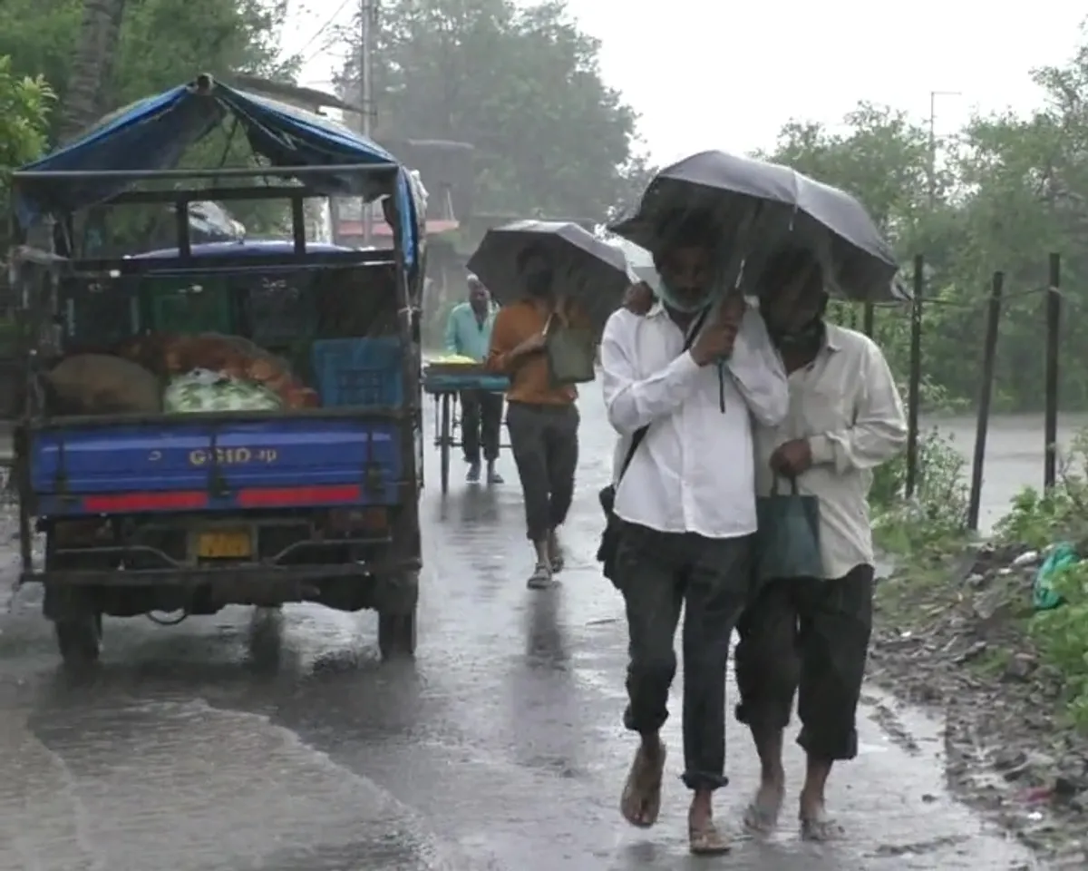 નવસારી : અનરાધાર વરસાદના કારણે નદી-નાળાઓ છલકાયાં, નીચાણવાળા વિસ્તારોમાં પાણી ભરાયા
