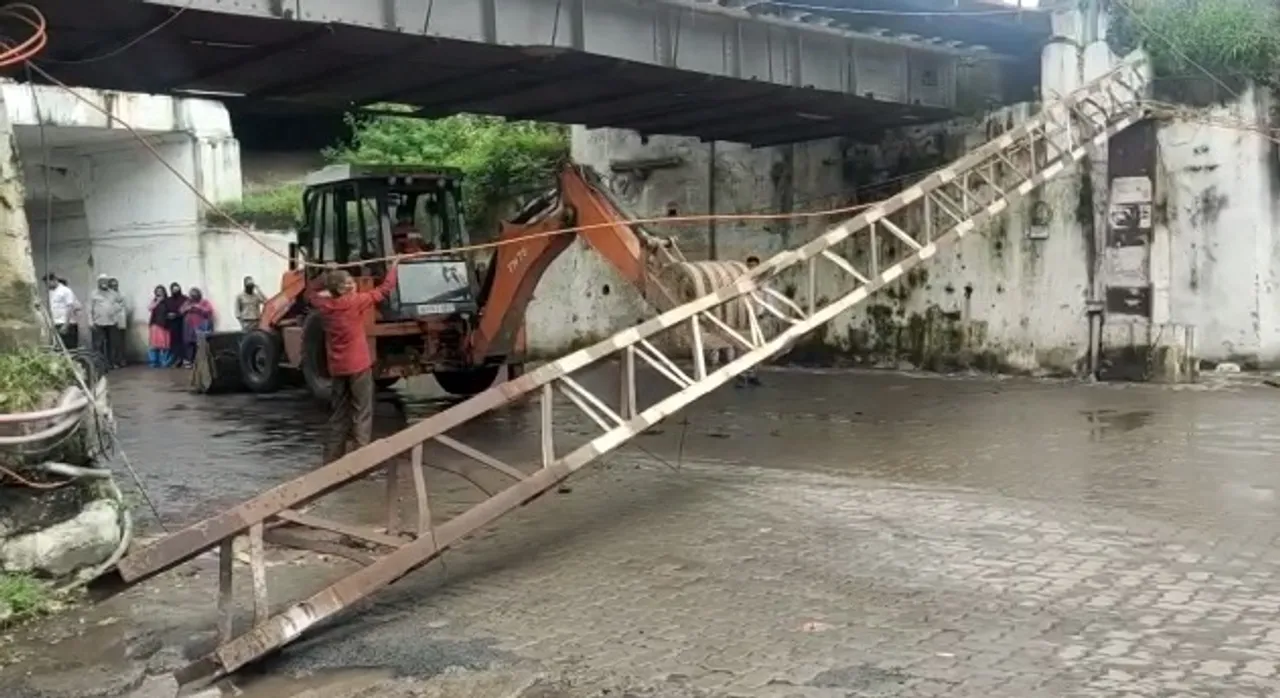 ભરૂચ : દૂધનો ટેમ્પો કસક ગરનાળા ઉપર લાગેલ એન્ગલમાં અથડાયો, કોઈ જાનહાનિ નહીં