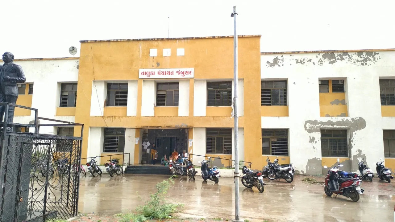 ભરૂચ : કોરોનાથી બચવાના હેતુ સહ જંબુસરની પંચાયત કચેરી ખાતે વિવિધ દાખલાઓ માટે બોક્ષ મૂકવામાં આવ્યું