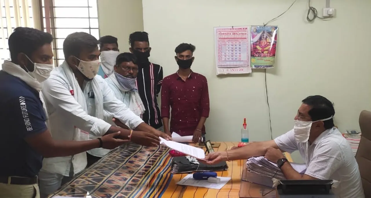 ભરૂચ : નેત્રંગ તાલુકાના ગામડાઓમાં નેટવર્કના મોબાઈલના ધાંધિયા, જુઓ પછી લોકોએ શું કર્યું..!