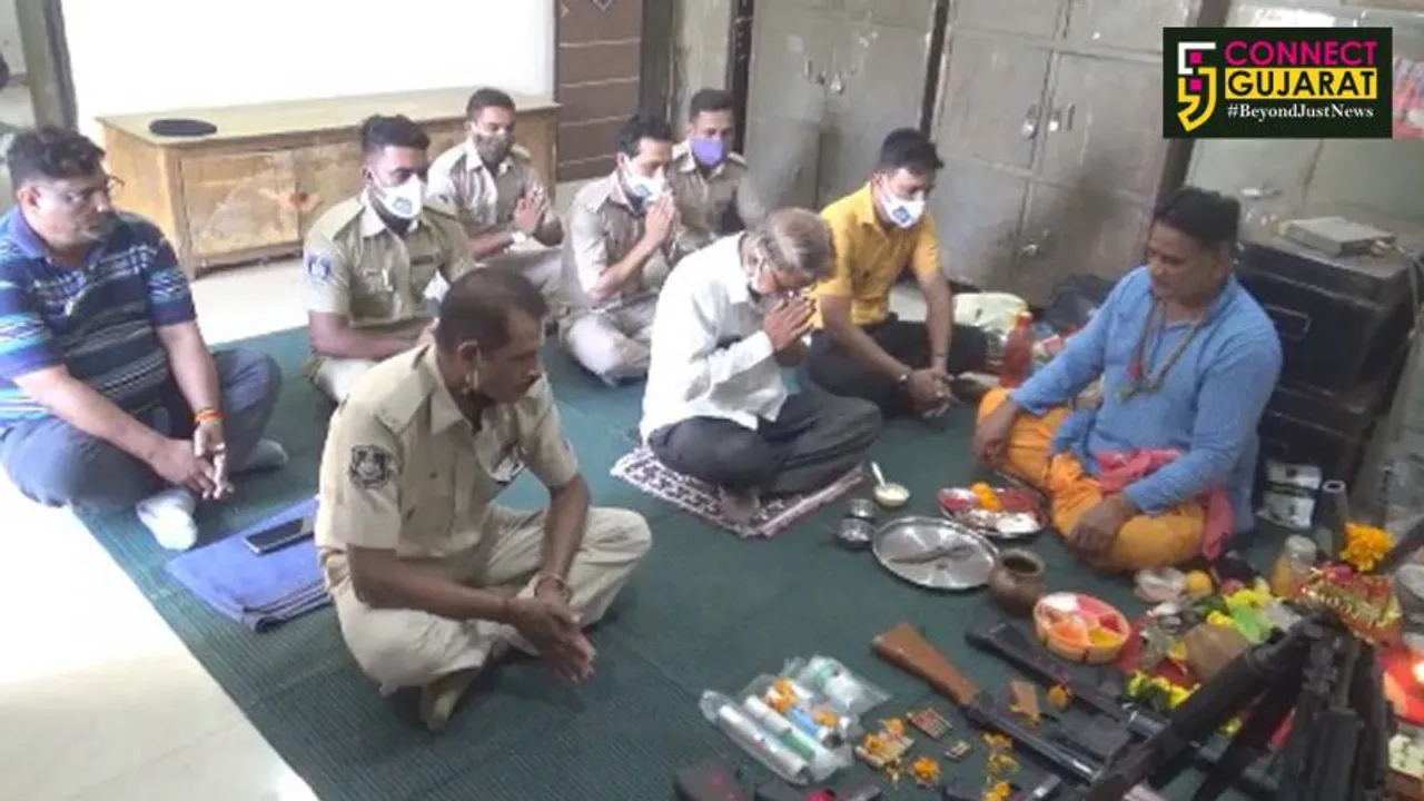 અંકલેશ્વર : દશેરા પર્વ નિમિતે જીઆઇડીસી પોલીસ મથક ખાતે  વિધિવત શસ્ત્રોનું પૂજન કરવામાં આવ્યું